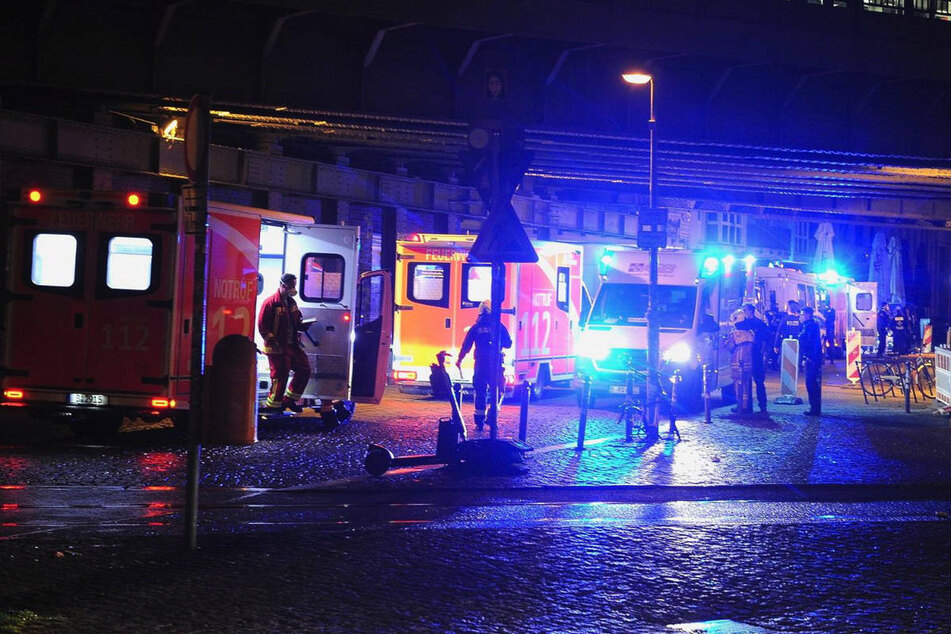 Am Samstagabend soll eine mutmaßlich unter Drogen stehende Frau in Berlin-Mitte mehrere Menschen mit einer abgebrochenen Glasflasche angegriffen und verletzt haben.