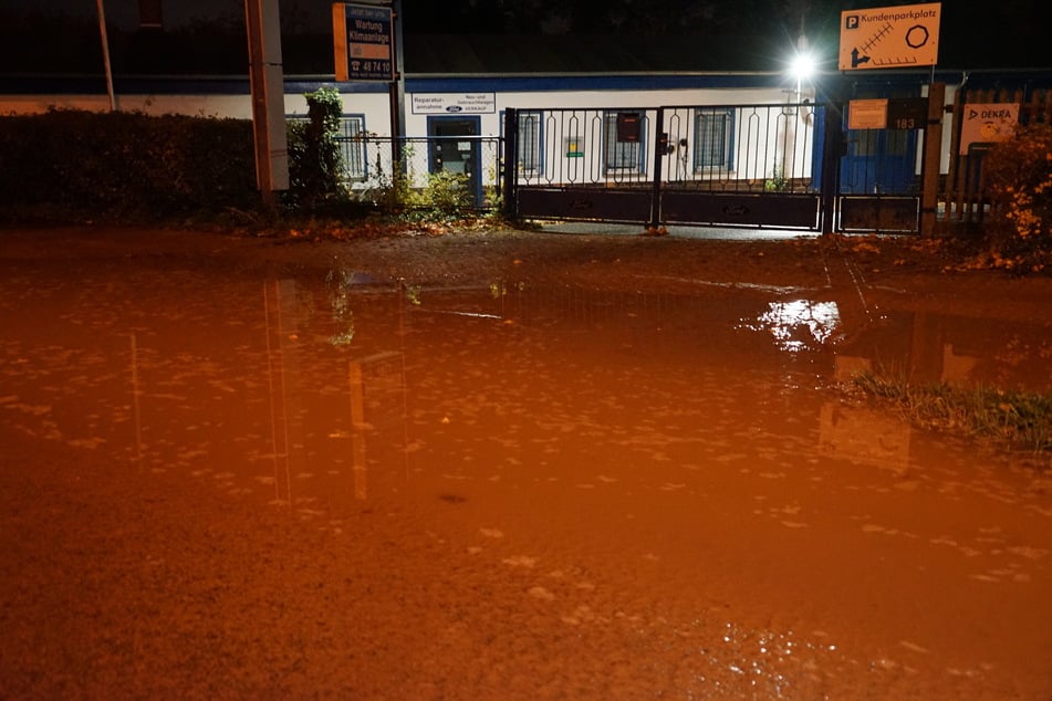 Teile der Merseburger Straße in Leipzig standen in der Nacht plötzlich unter Wasser.