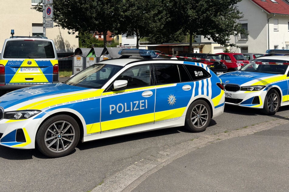 In einem Wohngebiet in Aschaffenburg-Damm sperrte die Polizei Straßen ab, später wurde eine Leiche in einer Wohnung entdeckt.