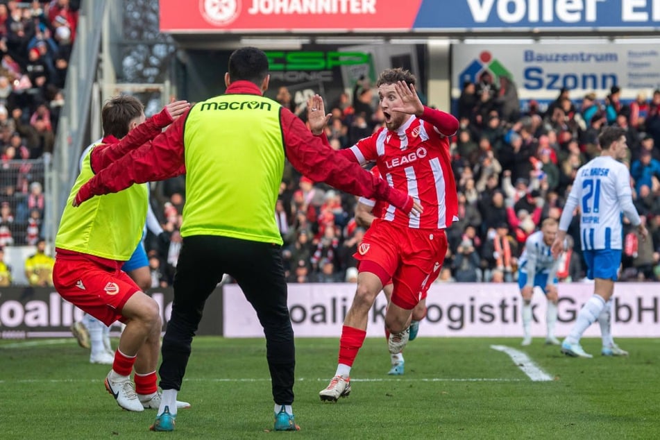 Festhalten, Cottbus! Tim Campulka (r.) feiert seinen Treffer mit seinen Mitspielern.