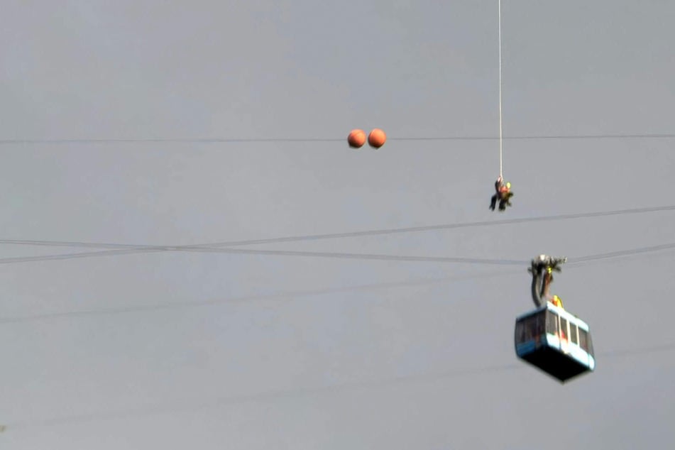 Albtraum in den Alpen: Seilbahn-Gäste nach Sturm stundenlang in Gondel eingesperrt