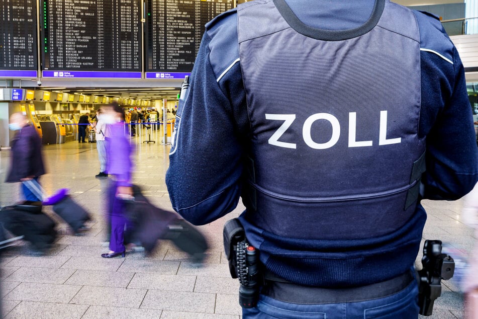 Der Zoll am Flughafen Frankfurt kontrollierte gezielt den Koffer eines 23-Jährigen, der aus der Dominikanischen Republik angereist war. (Symbolfoto)