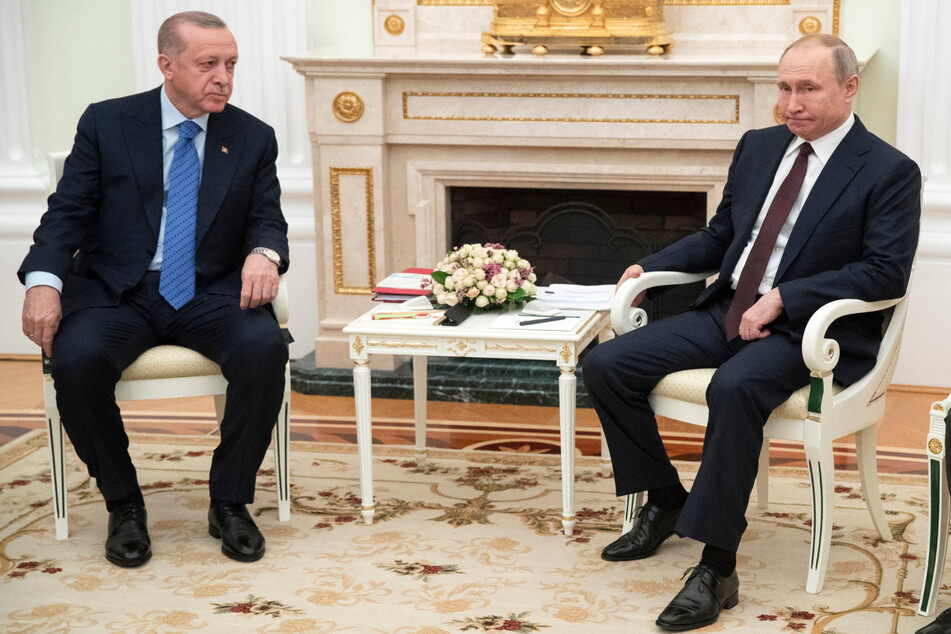 Gewohnt lässig lümmelt sich Wladimir Putin (69, rechts) auf seinem Stuhl. Recep Tayyip Erdogan (68) schaut ihn fragend an.