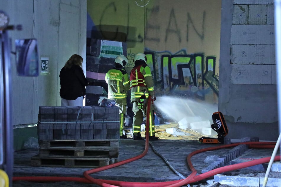 Die Dresdner Feuerwehr war in der Nacht zu Freitag auf einer Wohnhaus-Baustelle in der Neustadt gefordert.