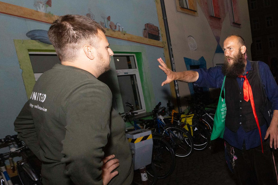 Max Aschenbach (38, Die PARTEI, rechts) erhielt keinen Zugang zur Wahlparty der Grünen in der Groove Station.