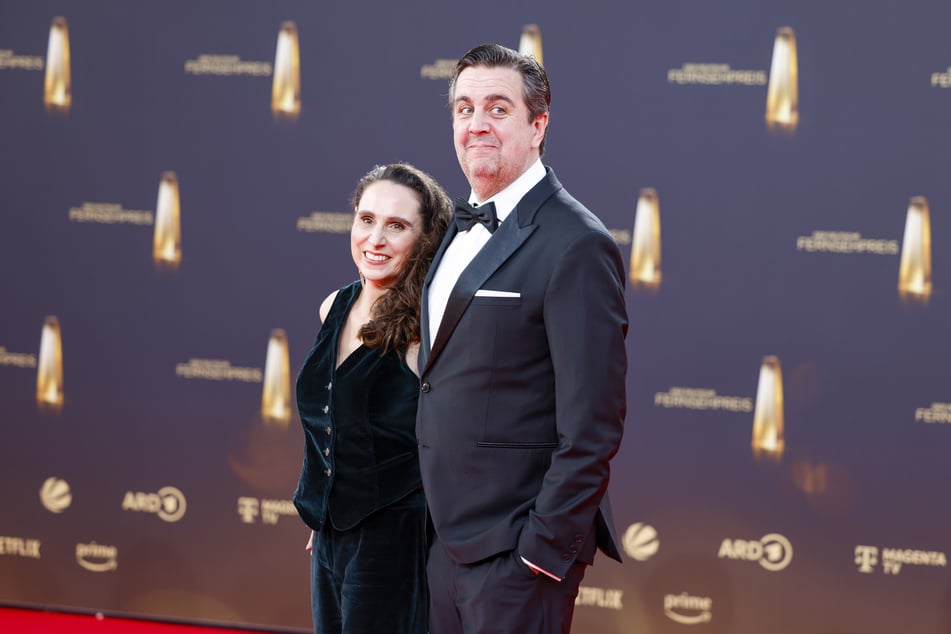 Bastian Pastewka (53) con su esposa Heidrun Buchmaier en los Premios de Televisión Alemanes.