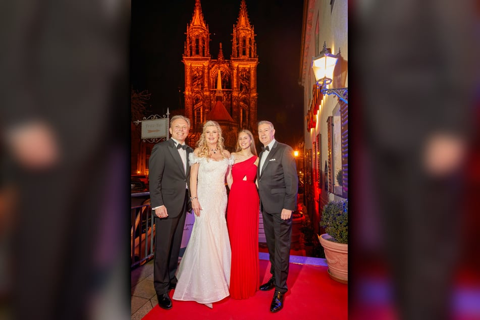 Glückliche Gastgeber: die Hoteliers Andreas (59, l.) und Tessa Barth (56) und Moderator Joachim Llambi (59, r.) mit Tochter Helena (25).