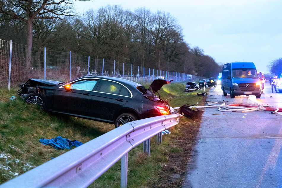 Aufgrund von Glätte kam es auf der A7 bei Norderstedt am Montag zu einem schweren Unfall mit vier Fahrzeugen. Die Polizei ermittelt nun zum Hergang - und ob Sommerreifen den Crash ausgelöst haben.