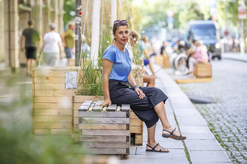 Landschaftsarchitektin Claudia Blaurock (52) stellte fest: Die Pflanzen auf der Seestraße brauchen mehr Wasser, der Gießzyklus muss angepasst werden.