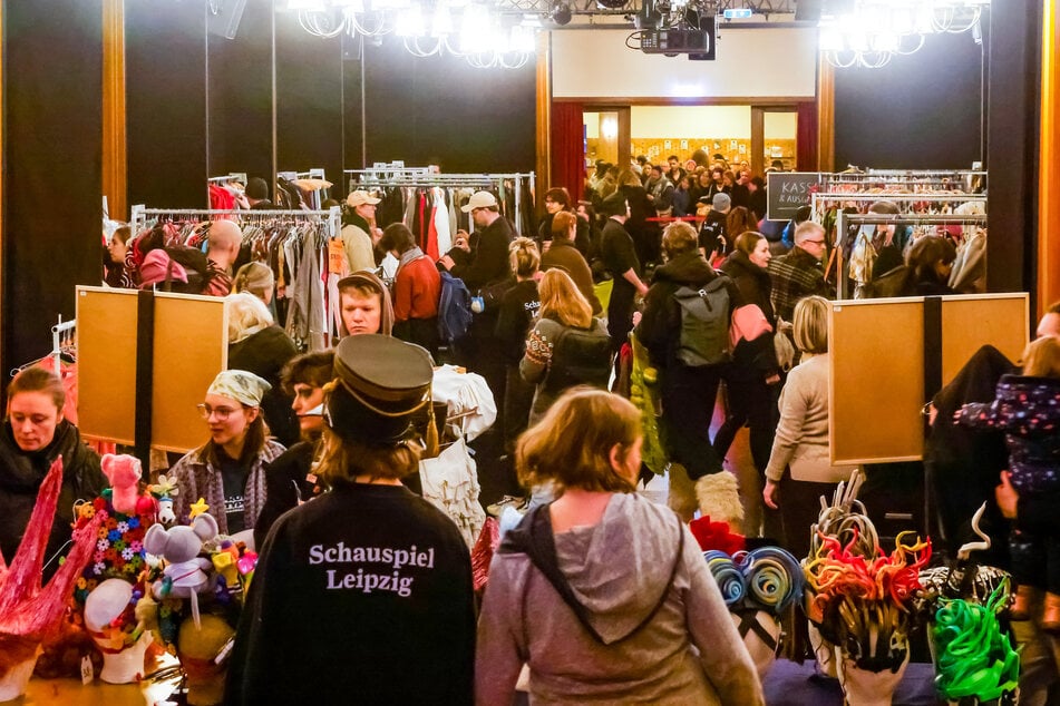 Im Foyer des Theaters warteten die Kostüme und Requisiten auf neue Besitzer.