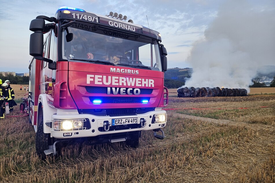 Die Feuerwehr löscht vor Ort den Brand.