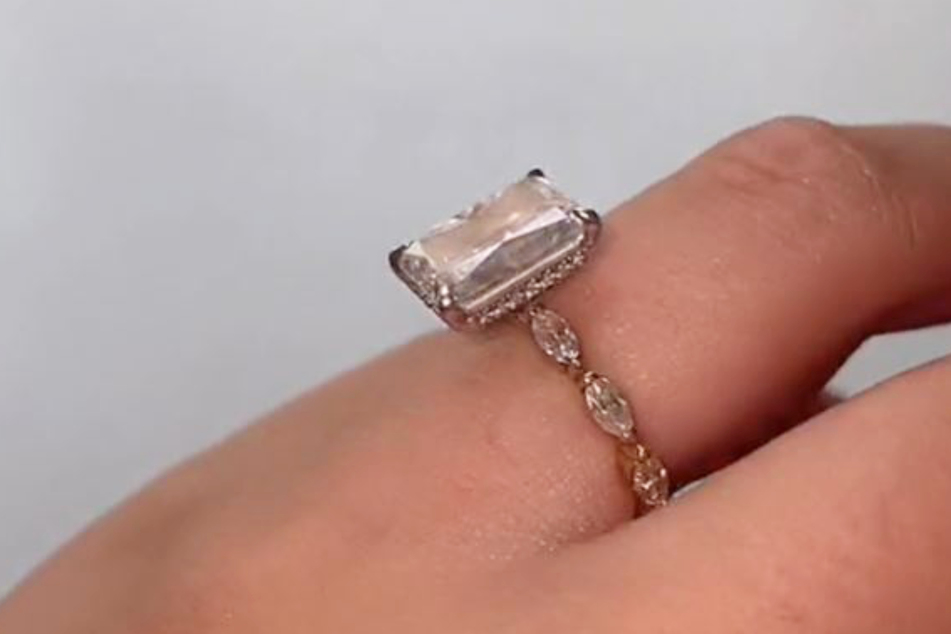 Der Ring ist nicht mit einem Diamanten, sondern einem Moissanit besetzt.