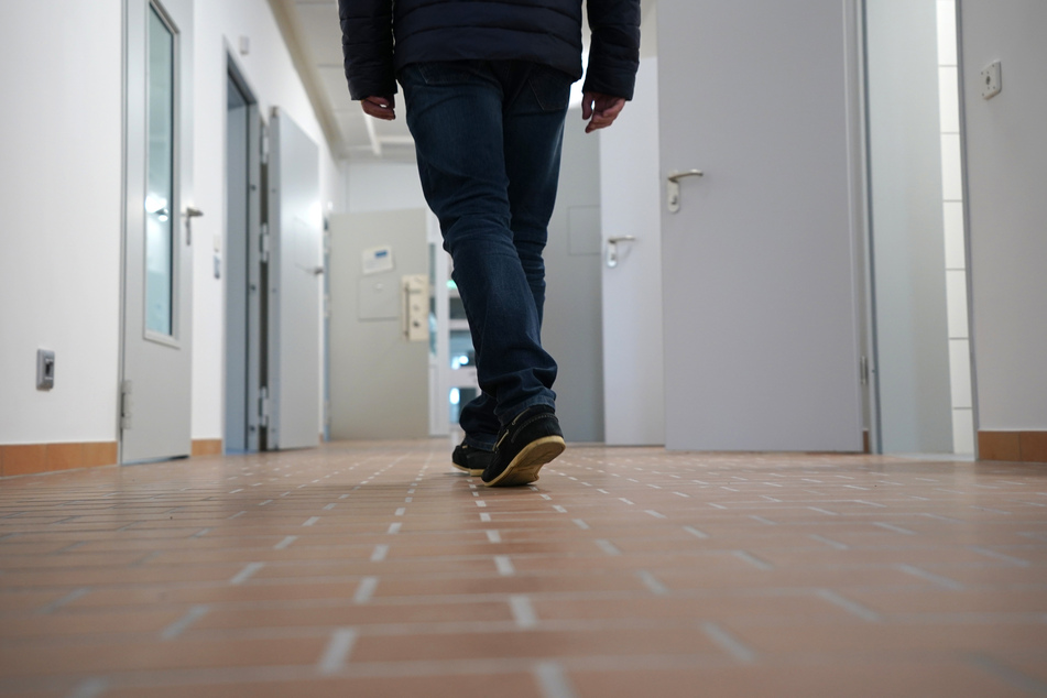 Ein Mann geht über den Flur einer Abschiebungshaft-Einrichtung. Seit 2019 ist die Zahl der Gefährder in NRW leicht rückläufig.