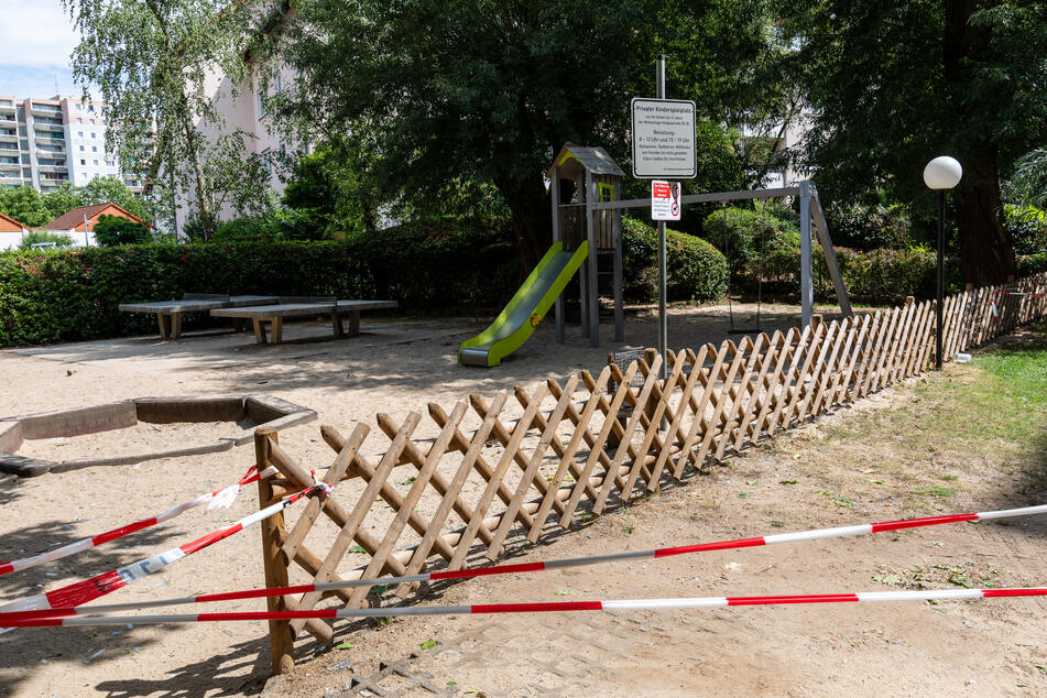 Teile landeten unter anderem auf einem Kinderspielplatz.