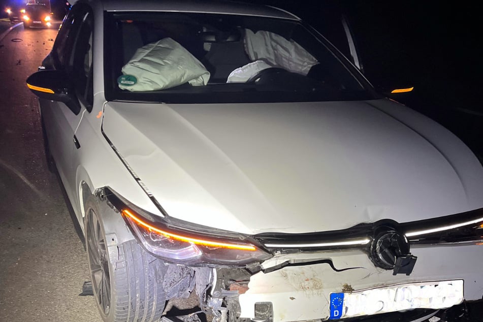 Der demolierte VW-Golf musste nach der Kollision mit der Wildschweinrotte abgeschleppt werden.