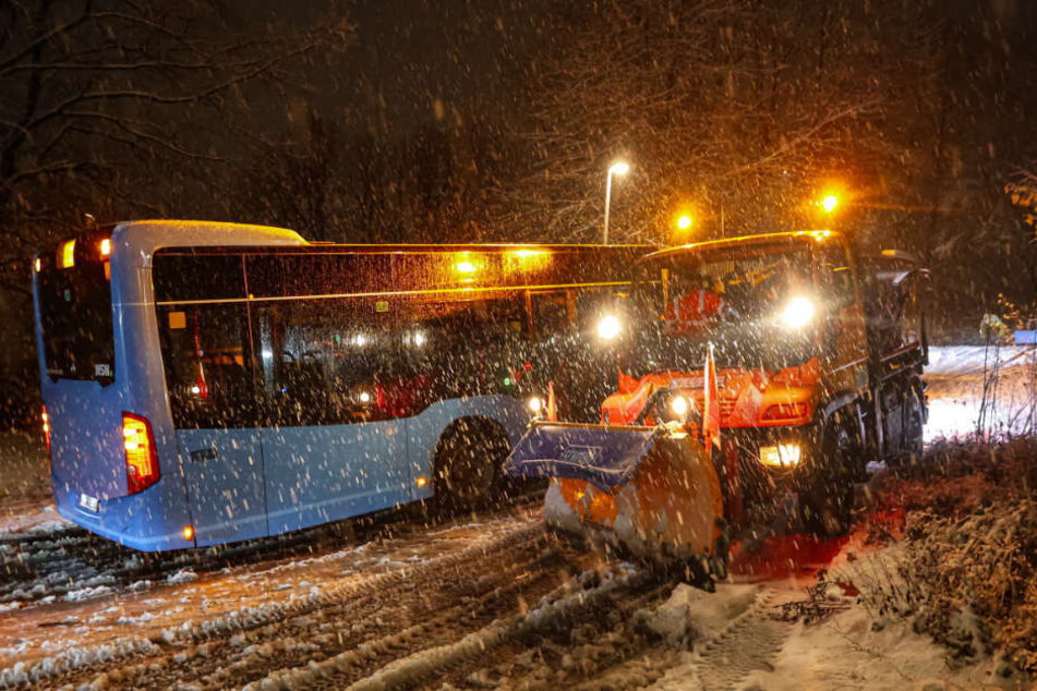 In Wuppertal kamen in der Nacht zu Dienstag dicke Schneeflocken runter. Der Winterdienst hatte alle Hände voll zu tun!