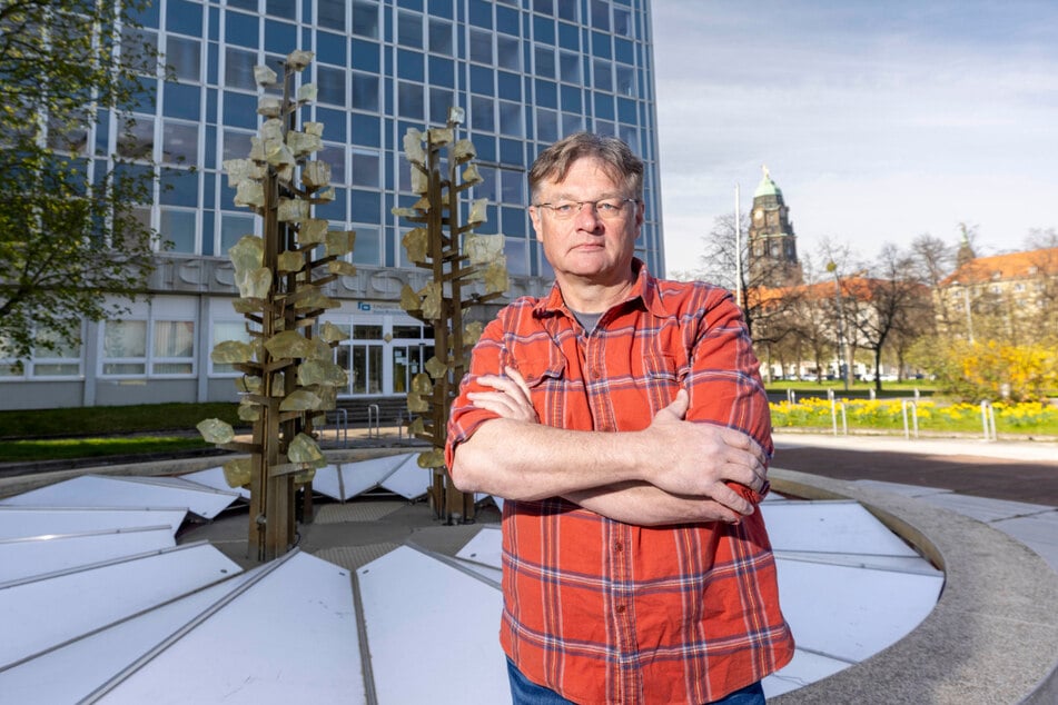 TZ-Fraktionschef Holger Zastrow (57) fordert eine pragmatische Lösung, damit der Glasbrunnen am Pirnaischen Platz wieder sprudeln kann.