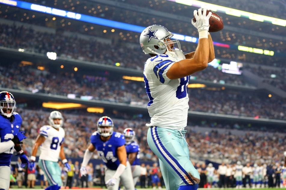 Dallas Cowboys Gavin Escobar catches a third quarter touchdown pass against the New York Giants at AT&amp;T Stadium.