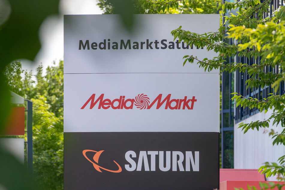 Ein Schild mit den Schriftzügen von Media Markt und Saturn, die zum Börsenkonzern Ceconomy gehören.