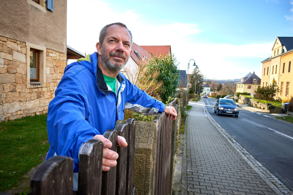 Jörg Süßemilch (50) ist Anwohner der Basteistraße und Betreiber einer Ferienwohnung in Lohmen. Er hat Verständnis für die Sanierungspläne, erwartet aber, dass Tourismusbranche und lokale Geschäfte berücksichtigt werden.