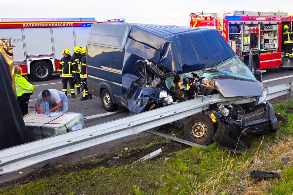 Unfall A14: Heftiger Transporter-Unfall auf A14: Hier waren gleich mehrere Schutzengel am Werk