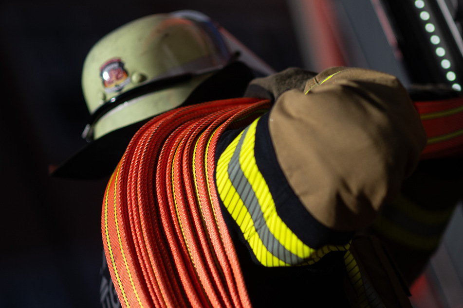 Matratze fängt Feuer: Zwei Personen im Krankenhaus