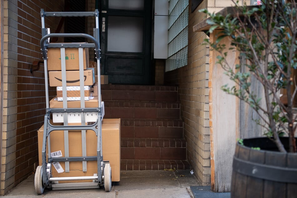 Vor allem zur Weihnachtszeit bestellen viele Menschen ihre Geschenke im Internet, was zu höheren Paketzustellungen führt. (Symbolbild)