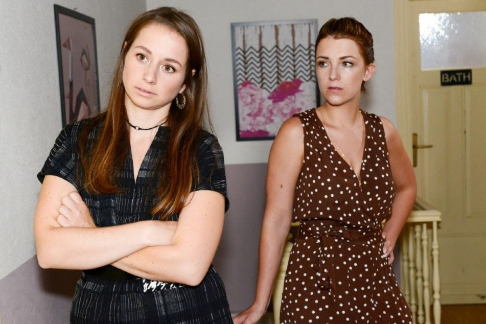 Tanja (l.) und Lilly streiten sich darüber, ob sie ihre Mutter tatsächlich in die Psychiatrie einweisen sollten.