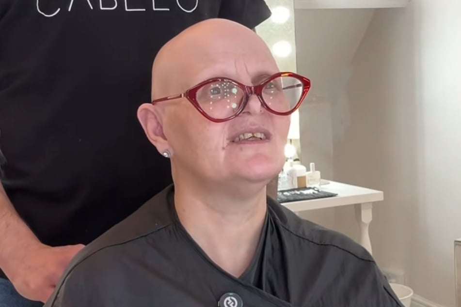 Ungeschminkt und ohne Haare präsentiert sich Caroline zu Beginn des Videos.