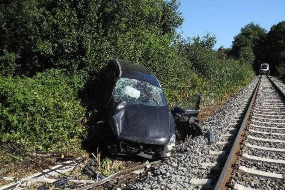 Das Auto wurde durch den Aufprall in die Böschung geschleudert.