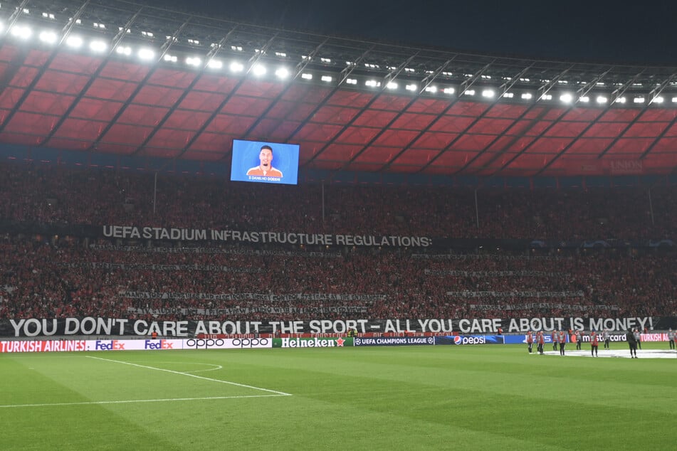 Union-Fans haben vor dem Anpfiff eine deutliche Message an die UEFA.