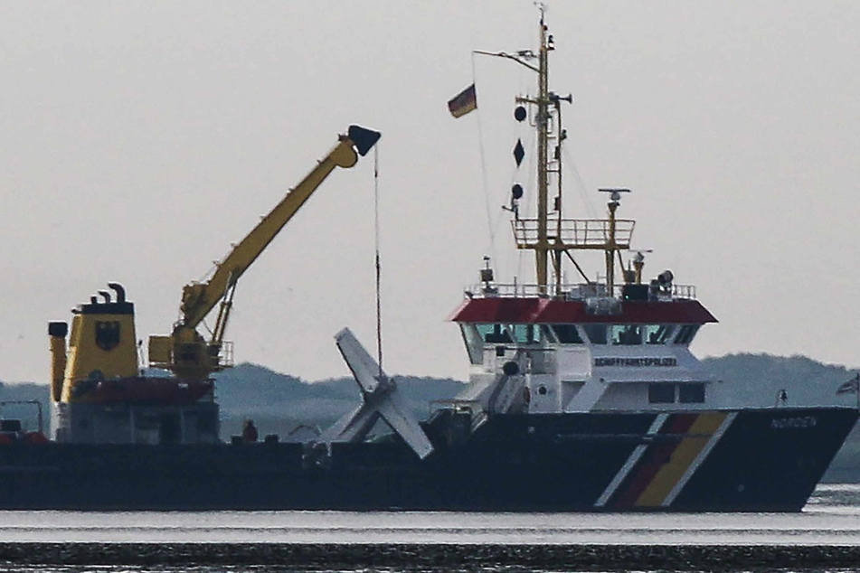 Das Wrack einer verunglückten Cessna hängt am Kran an Bord des Tonnenlegers "Norden" nahe der Absturzstelle im Wattenmeer vor der Insel Norderney