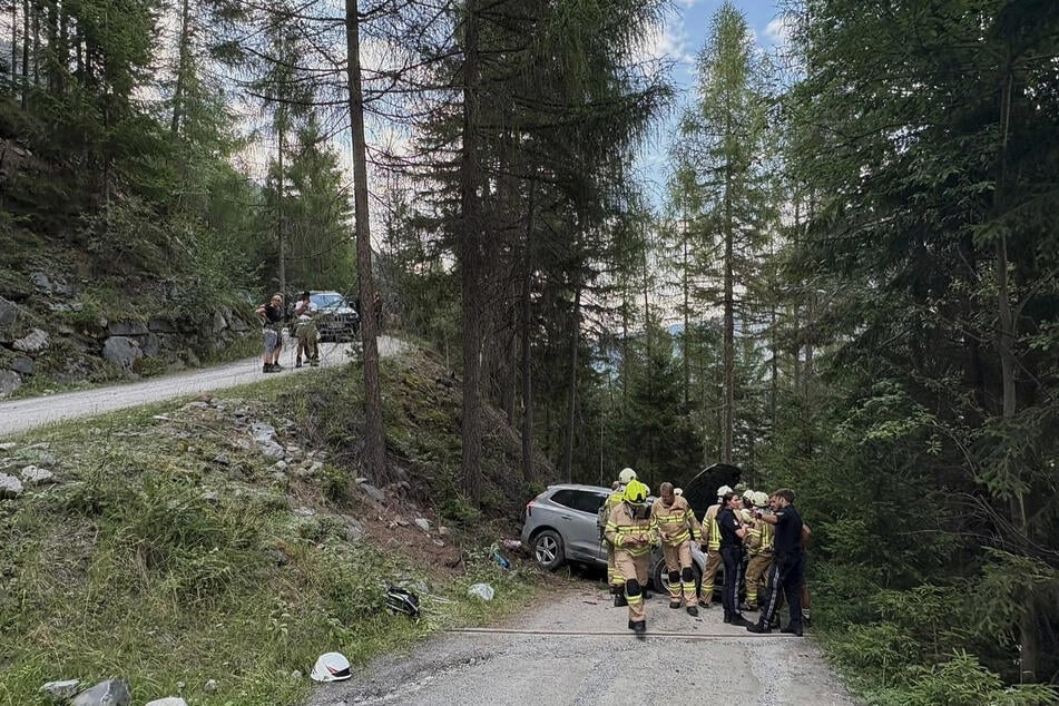 Der Volvo kam von der Straße ab, streifte mehrere Bäume und kam schließlich auf einem Waldweg zum Stillstand.