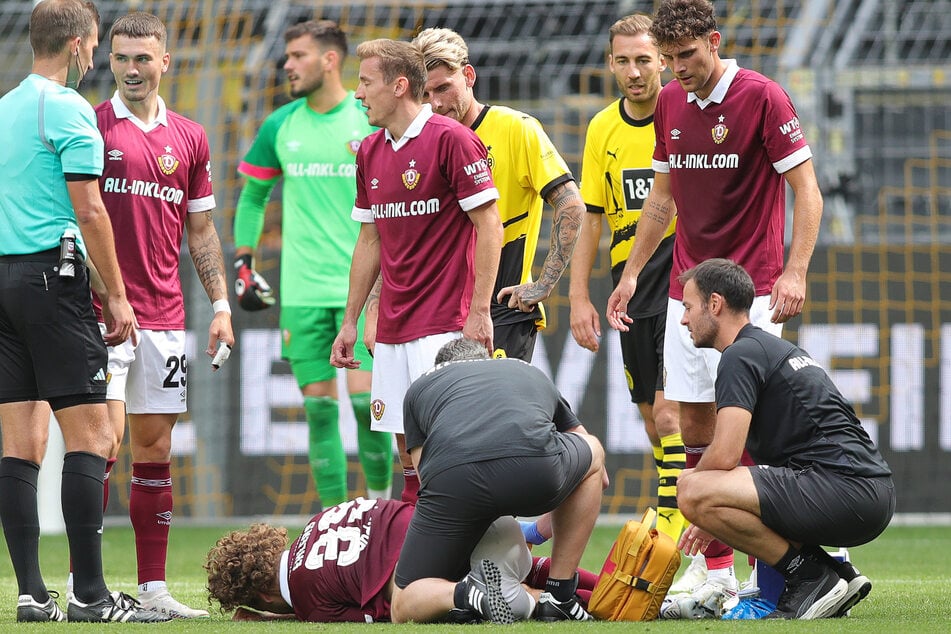 Kevin Ehlers (am Boden) musste in der Schlussphase der Partie in Dortmund minutenlang behandelt werden. Er war mit Samuel Bamba zusammengestoßen, verletzte sich am Knie.
