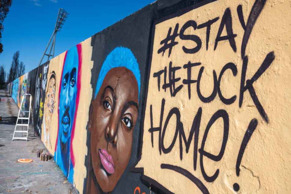 Ein Graffiti im Mauerpark weist die Berliner daraufhin, was zu tun ist.
