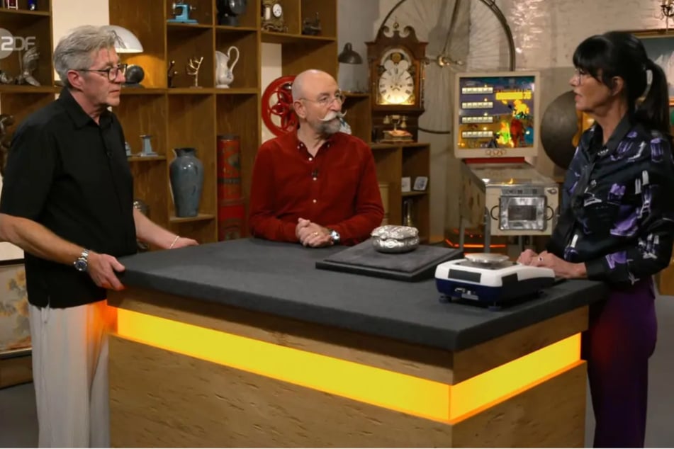 Marcus (57, l.) aus Duisburg möchte bei "Bares für Rares" ein altes Schmuckkästchen zu Geld machen.