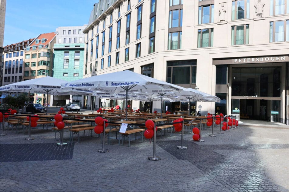 Auf dem Freisitz ist Platz für bis zu 180 Gäste.