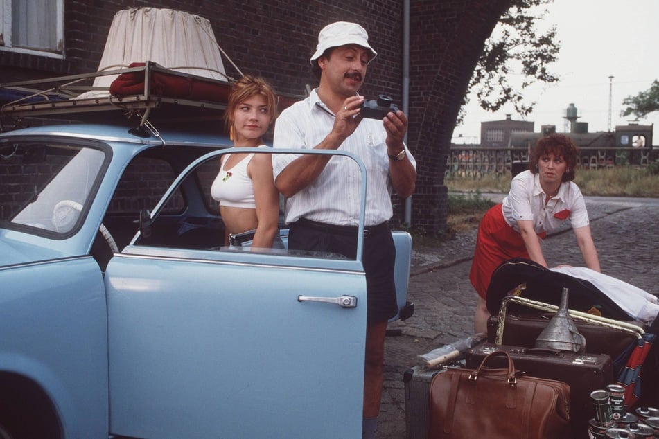 "Go Trabi Go" - im Kultfilm von 1991 spielen die Jubilare Wolfgang Stumph (79) und Claudia Schmutzler (59, l.) zwei Hautrollen.
