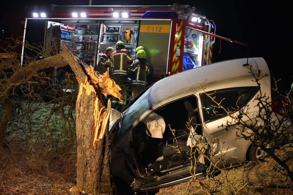 Der Mercedes krachte frontal in einen Baum. Die Rettungskräfte konnten nichts mehr für die Fahrerin tun.