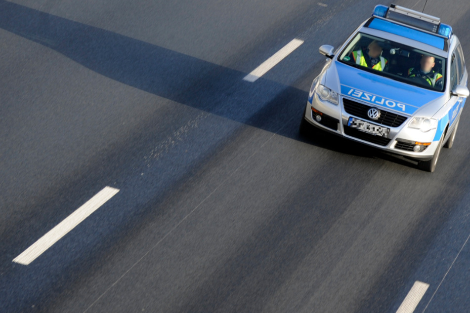 Die Polizei musste die Gefahrenstelle absichern und den Lkw-Fahrer von der Autobahn lotsen. (Symbolbild)
