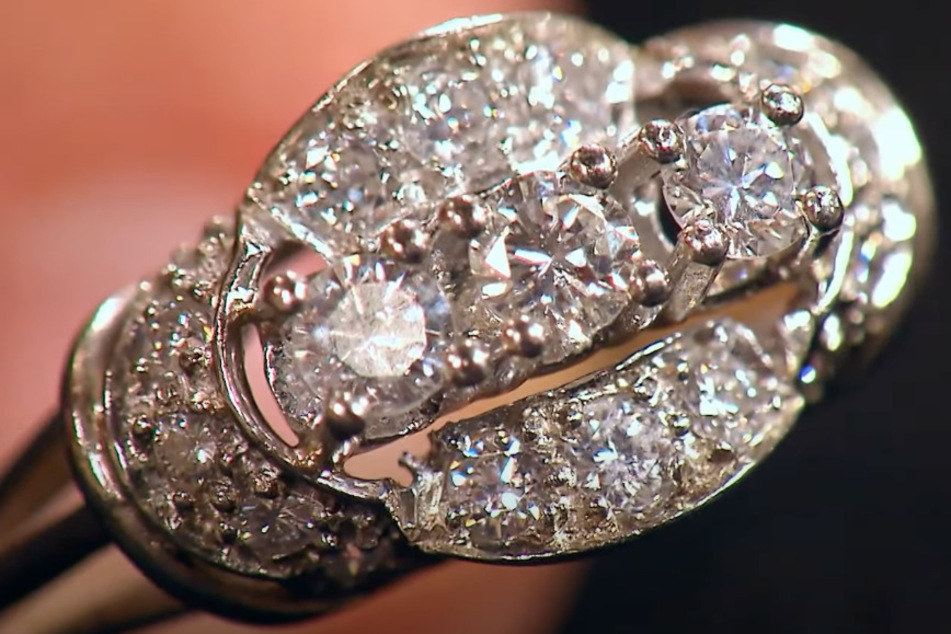 Der Ring mit drei großen Diamanten hatte 700 Euro gekostet.