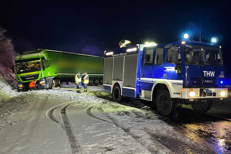 Unfall A9: Unfälle bei Schnee und Glätte in Bayern: Lkw stellt sich auf A9 quer