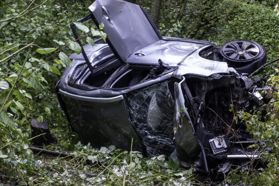 Ersthelfer hatten einen der fünf schwer verletzten Insassen aus dem Auto gerettet.