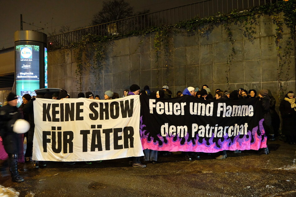 Aktivisten der Initiative "Keine Show für Täter" haben am Freitag vor der Sporthalle Hamburg gegen das Konzert des Rammstein-Sängers demonstriert.