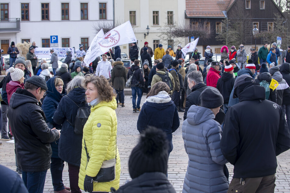 Auch in Freiberg versammelten sich etliche Menschen, um gegen die Pflege-Impfpflicht zu demonstrieren.