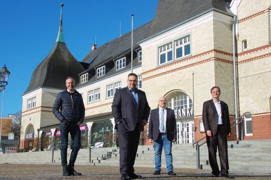 Der Bürgermeister der Gemeinde Sylt, Nikolas Häckel (parteilos, l-r), steht vor dem Rathaus neben seinen Herausforderern Clemens Raab (CDU), Lars Schmidt (Zukunft) und Ralf Obluda-Kruber (Einzelbewerber).