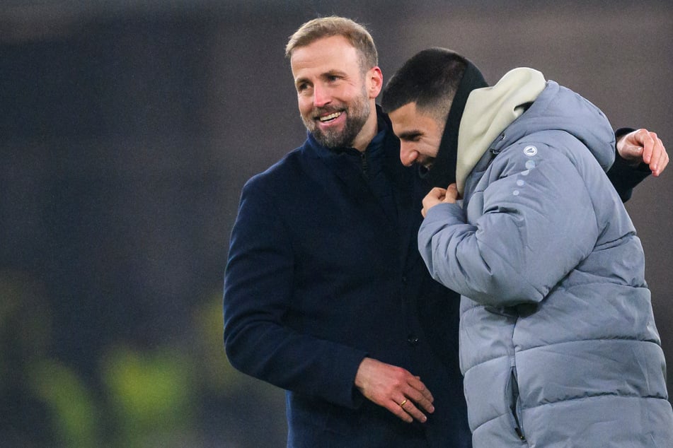 Sichtlich zufrieden: VfB-Trainer Sebastian Hoeneß (links) und der verletzt fehlende Deniz Undav.