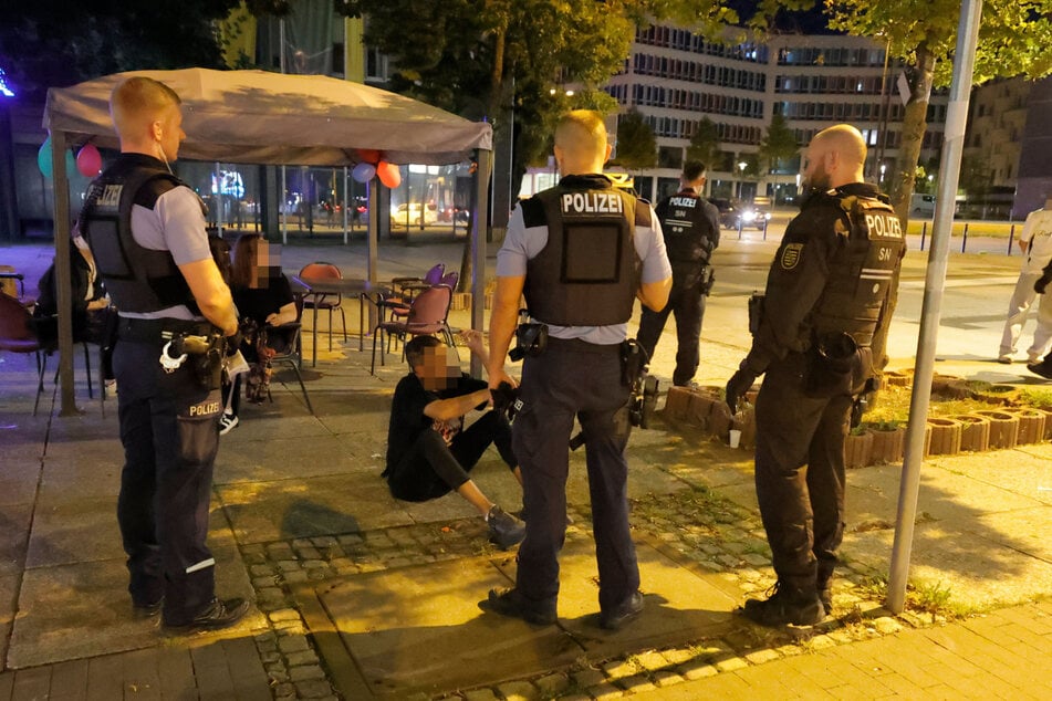 Die Beamten stellten vor Ort mehrere beteiligte Personen.