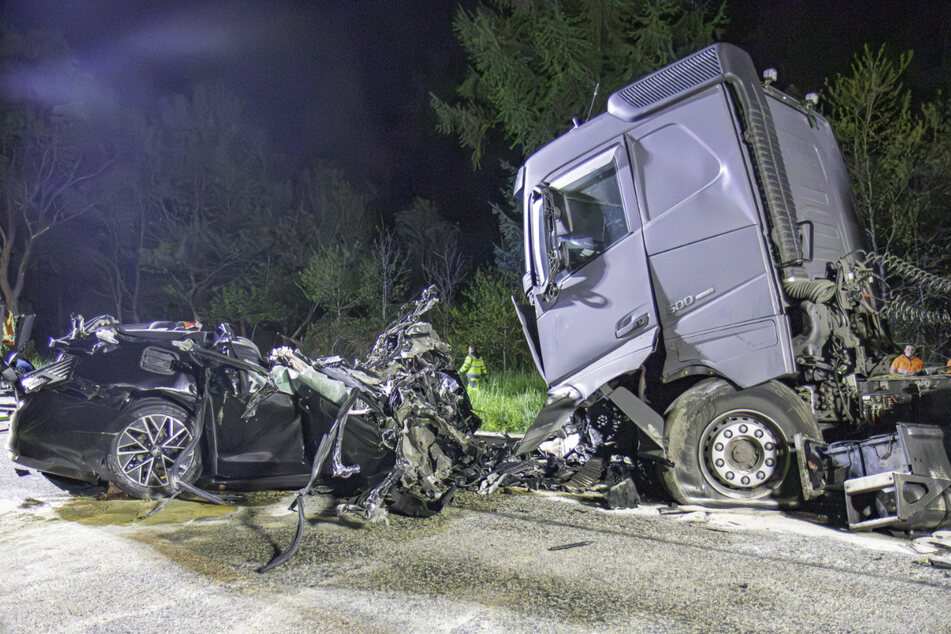 Das Fahrzeug war fast komplett unter die Zugmaschine geraten, der Fahrer hatte keine Chance.