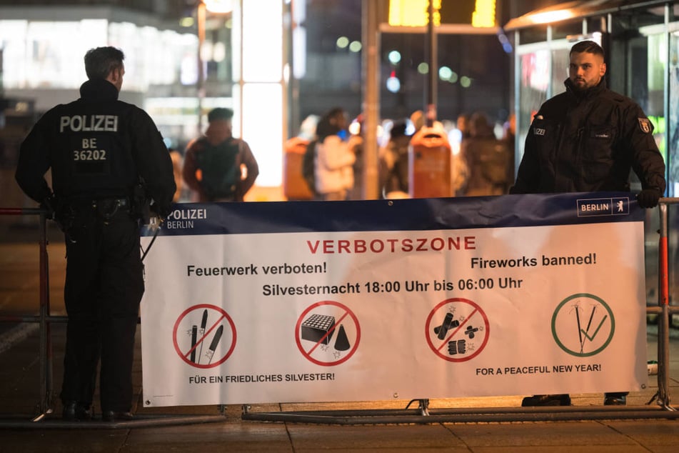 Die Berliner Polizei hat am Silvesterabend wie angekündigt mehrere Böllerverbotszonen eingerichtet.